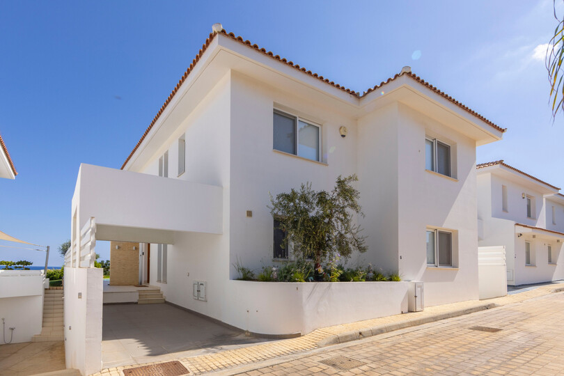 Serene Villa with 5 Bedrooms in Pernera 1543