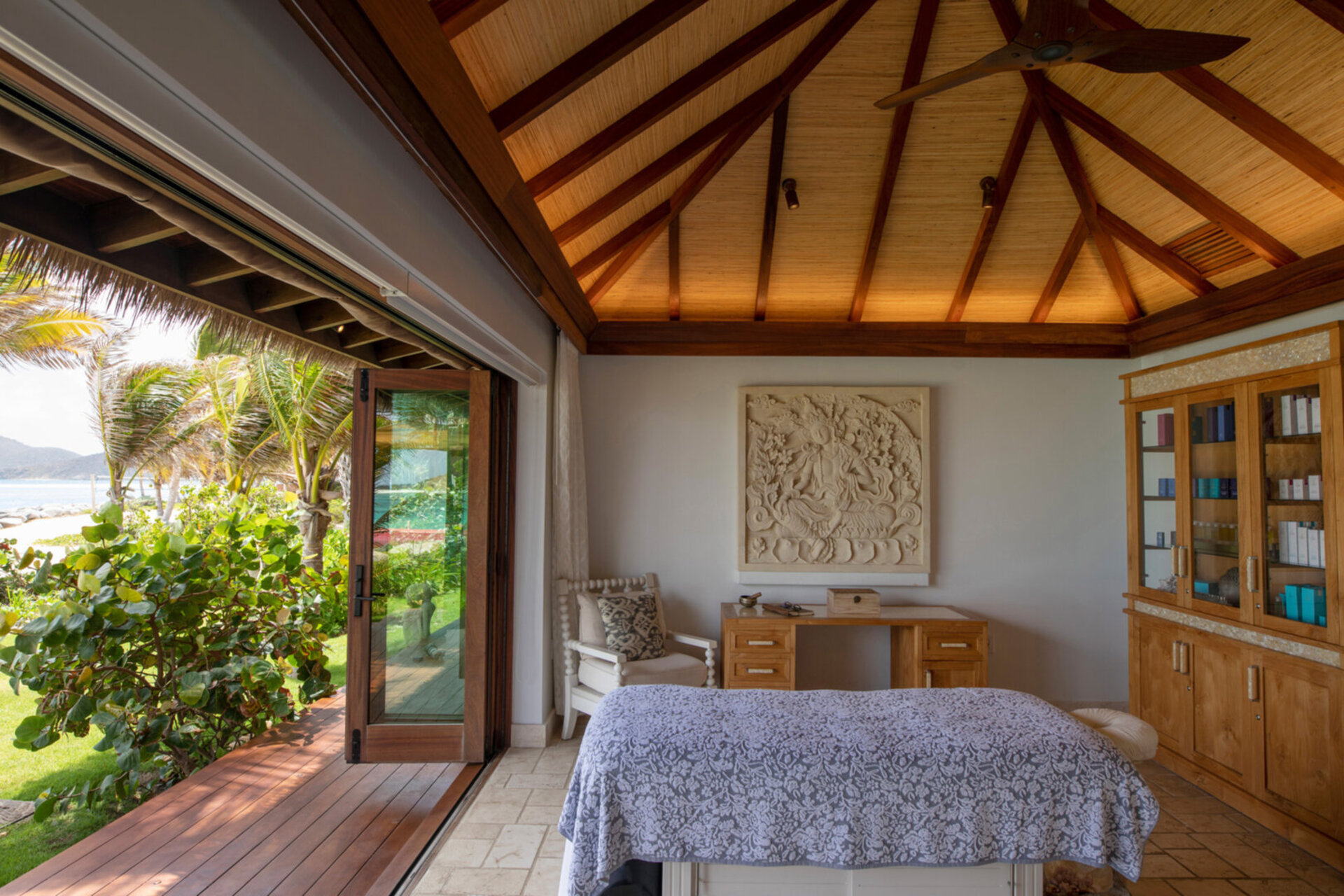 Ocean Breeze Balinese Suite 1008