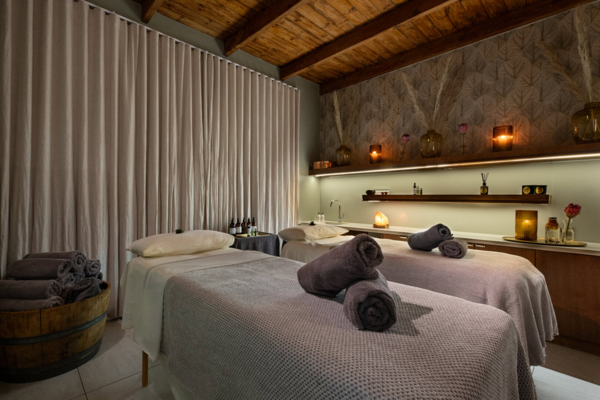 Elegant Shiraz Room with Vineyard & Mountain Views 1037