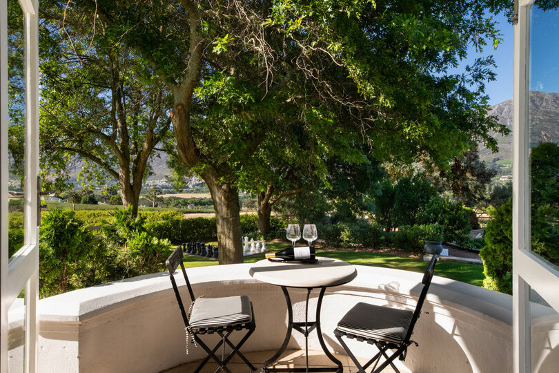 Elegant Shiraz Room with Vineyard & Mountain Views 1037
