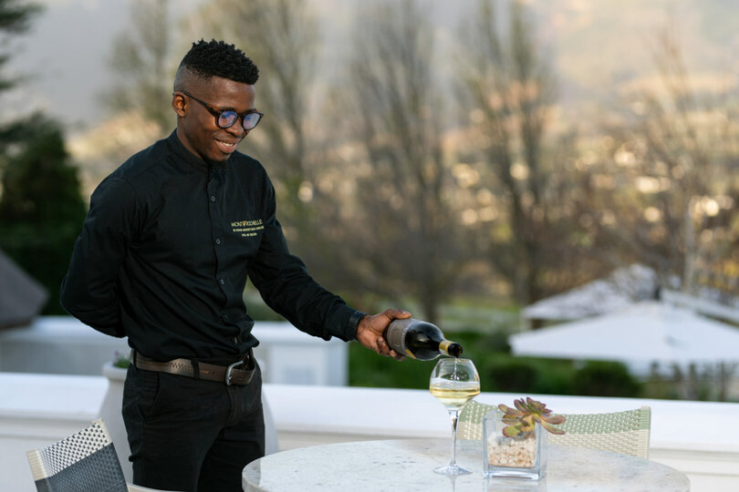 Elegant Shiraz Room with Vineyard & Mountain Views 1037