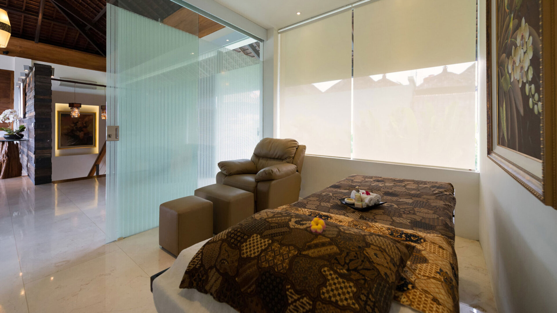 Reposeful massage room