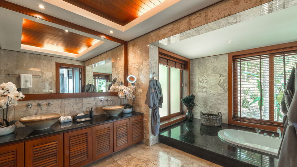 Sea View Zenith - Lavishly appointed ensuite bathroom