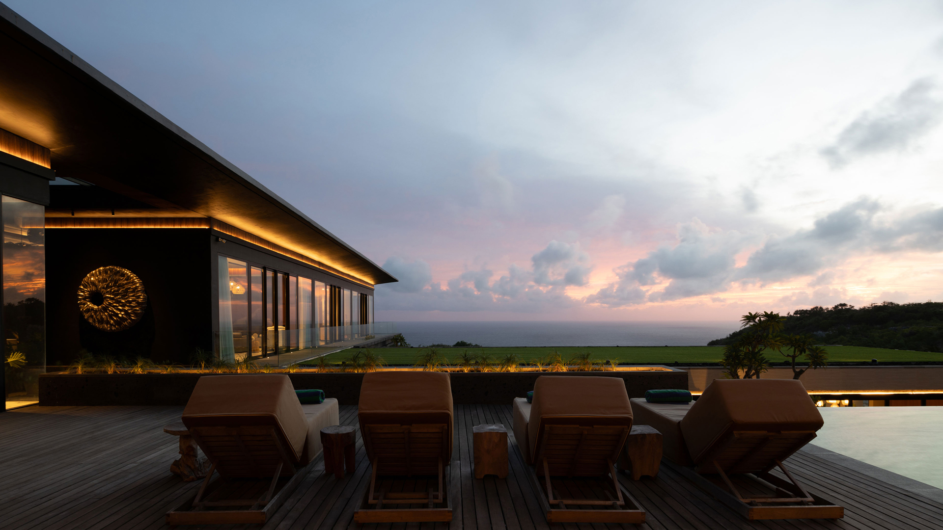 Villa BIE - You arrive elegantly to a welcoming driveway