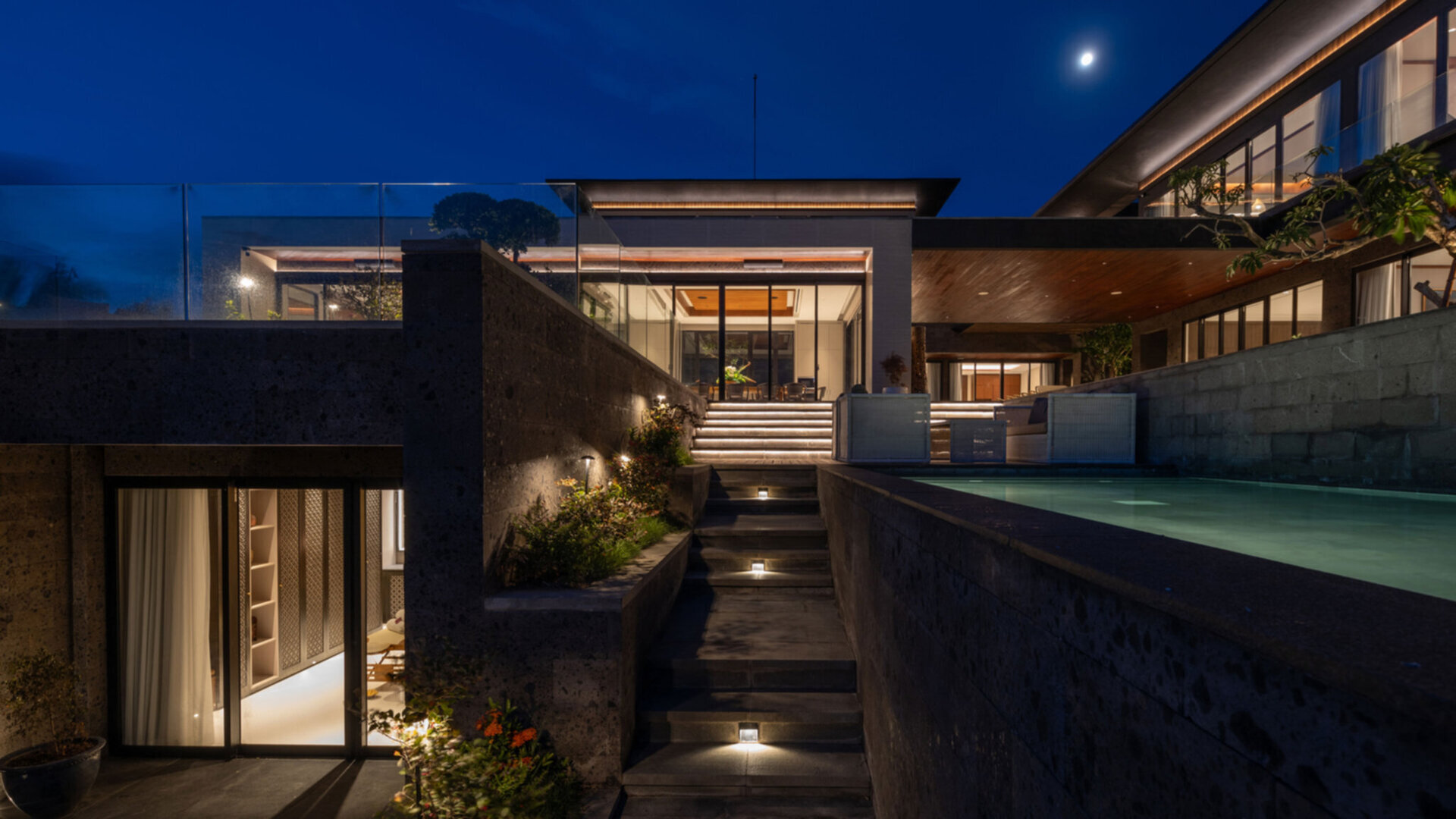 Villa BIE - Airy outdoor dining by the pool deck