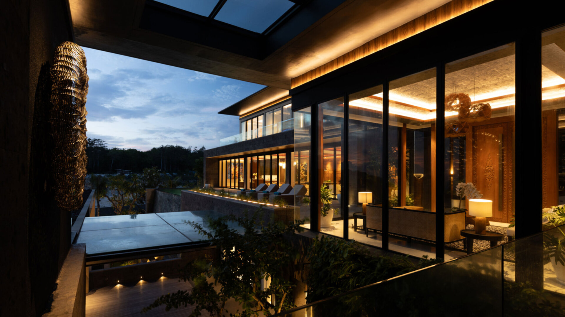 Villa BIE - Serene courtyard at dusk