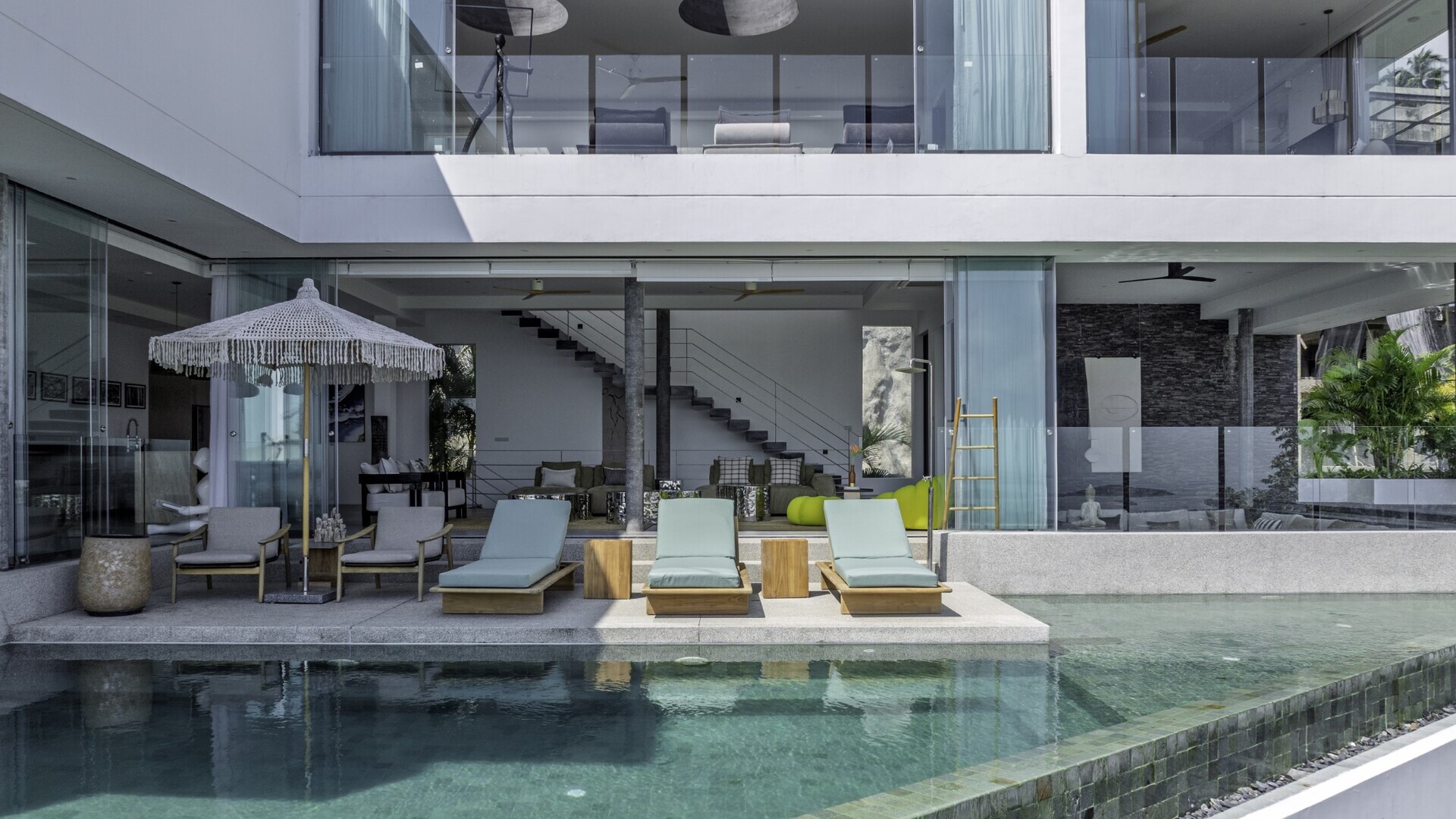 Golden Lotus - Villa Vie - Breezy pool area
