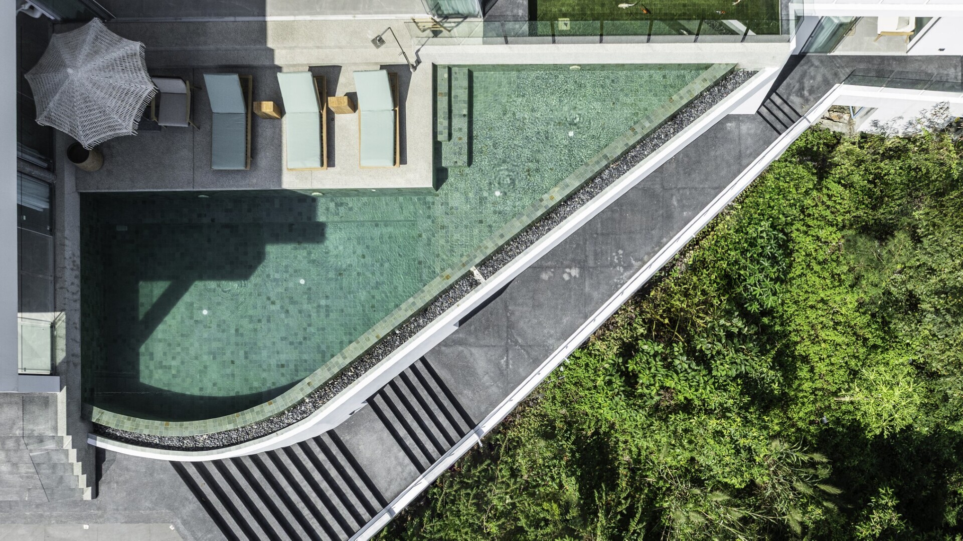 Golden Lotus - Villa Vie - Relaxing pool deck