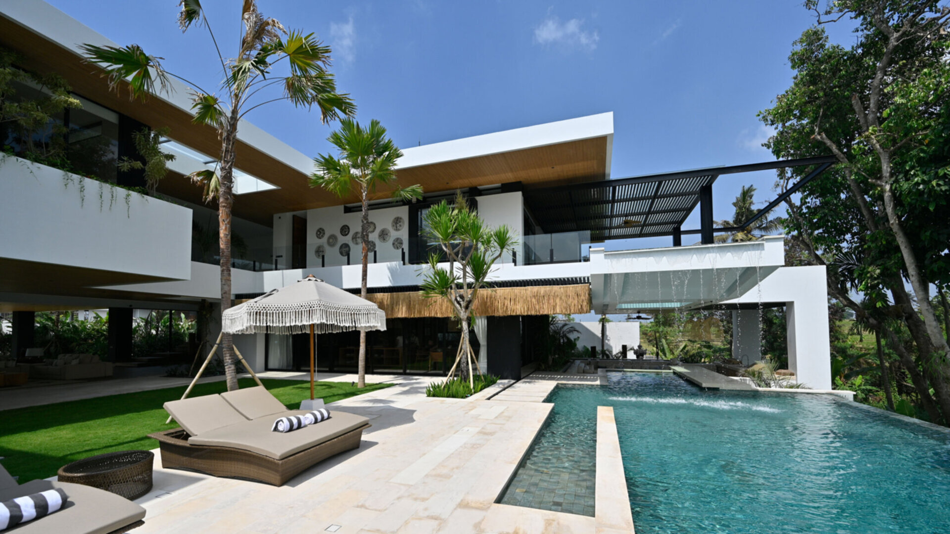 Relaxing grand pool deck