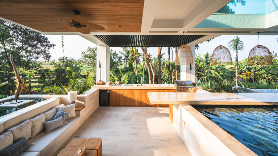 Breezy sunken sala and kitchen bar