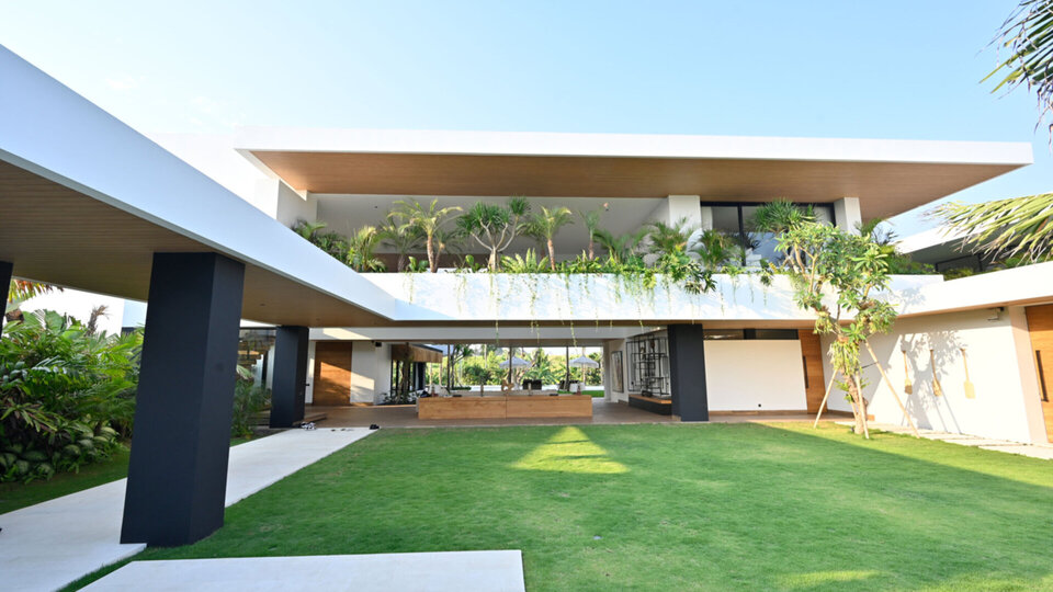 Spacious lawn for the most memorable of events