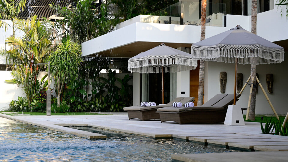 Calming pool deck for reflection