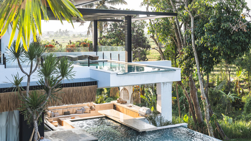 The  spendid sunken kitchen and pool bar