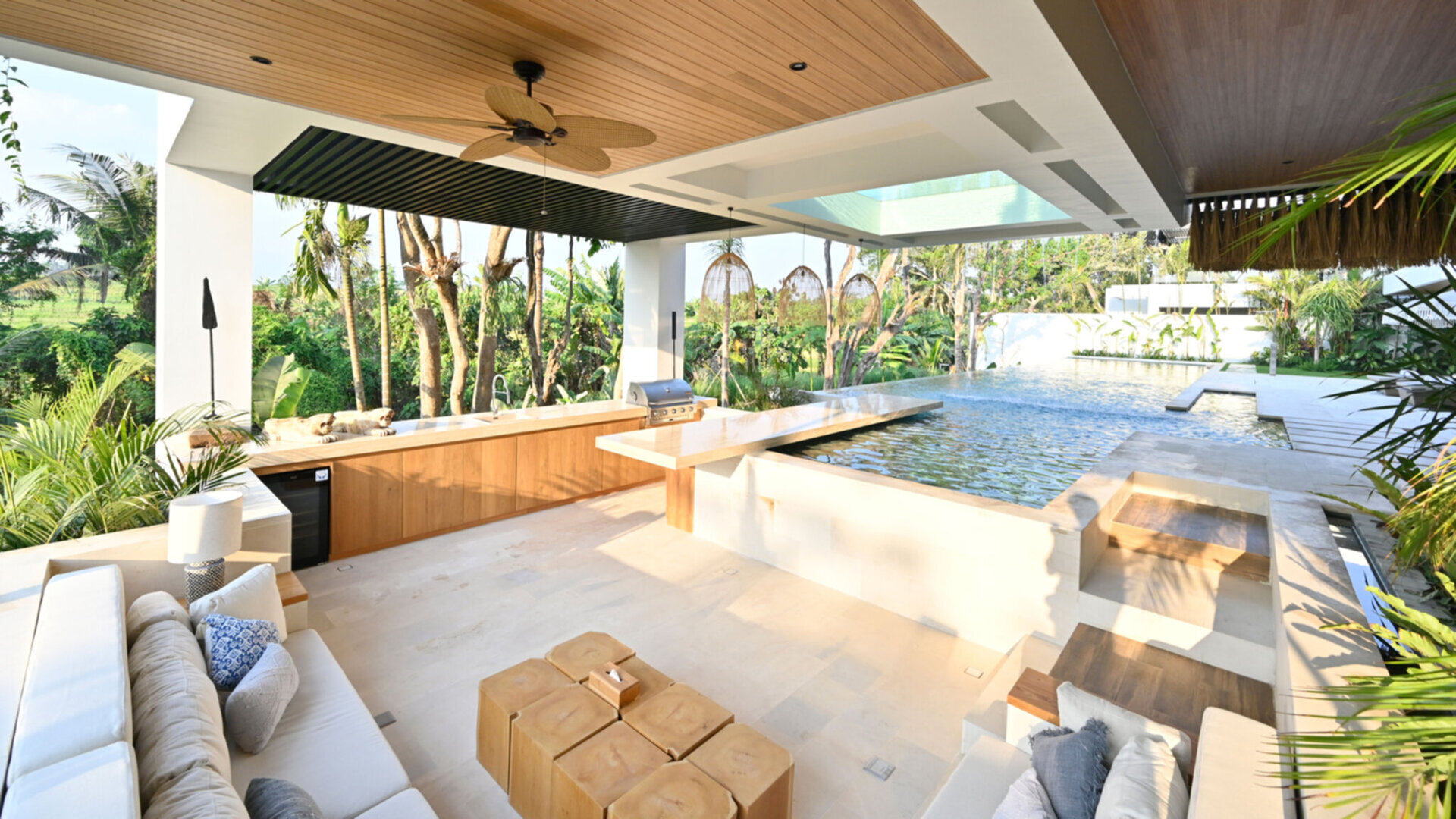 Relaxing sunken sala and kitchen bar by the pool