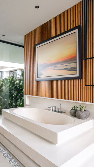 Grand master bedroom ensuite bathroom