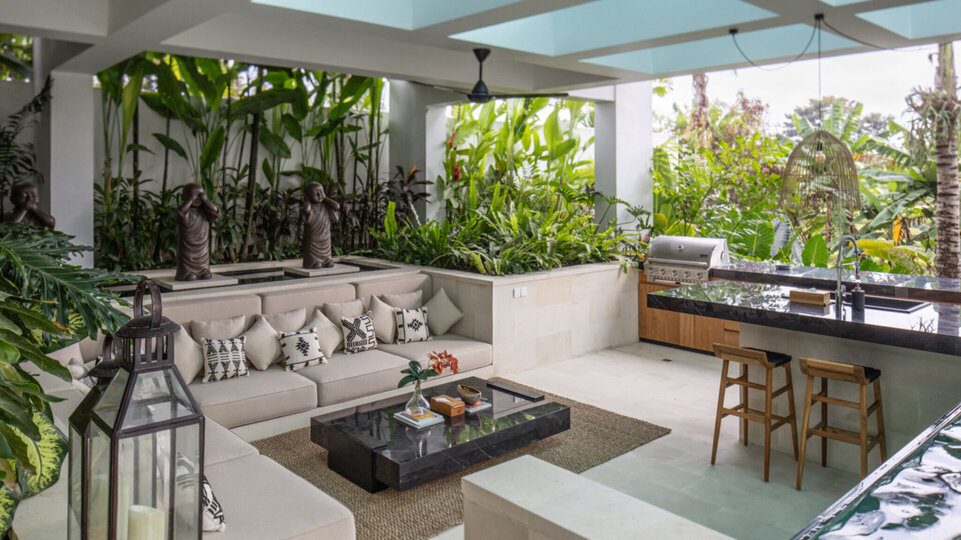 Spacious Sunken kitchen dining and swim up bar