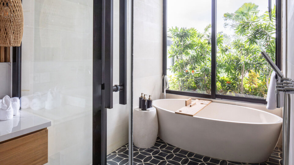 Guest bedroom ensuite bathroom