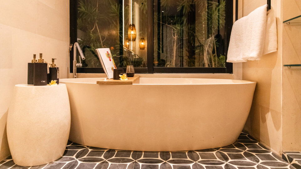 Evening of gleeming luxury - Guest bedroom freestanding