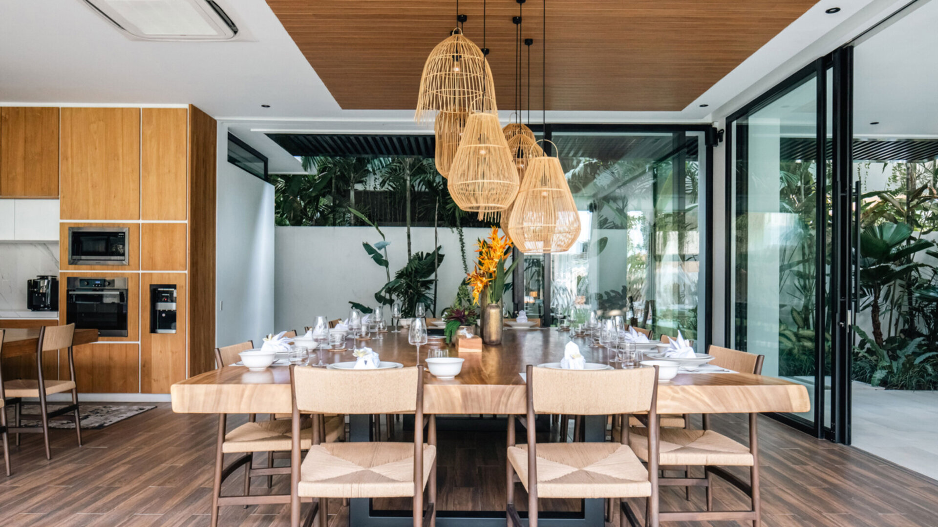 Spcious  kitchen and dining area