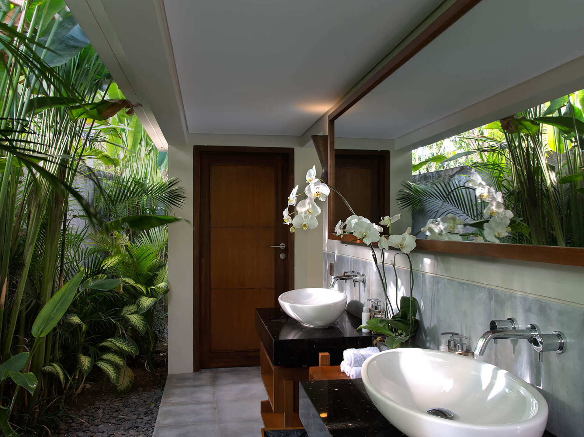 Downstairs guest bedroom ensuite