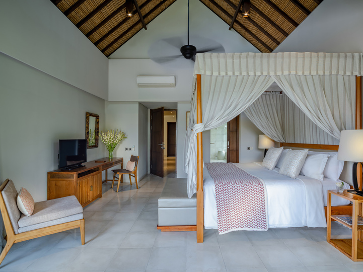 Four-poster king bed