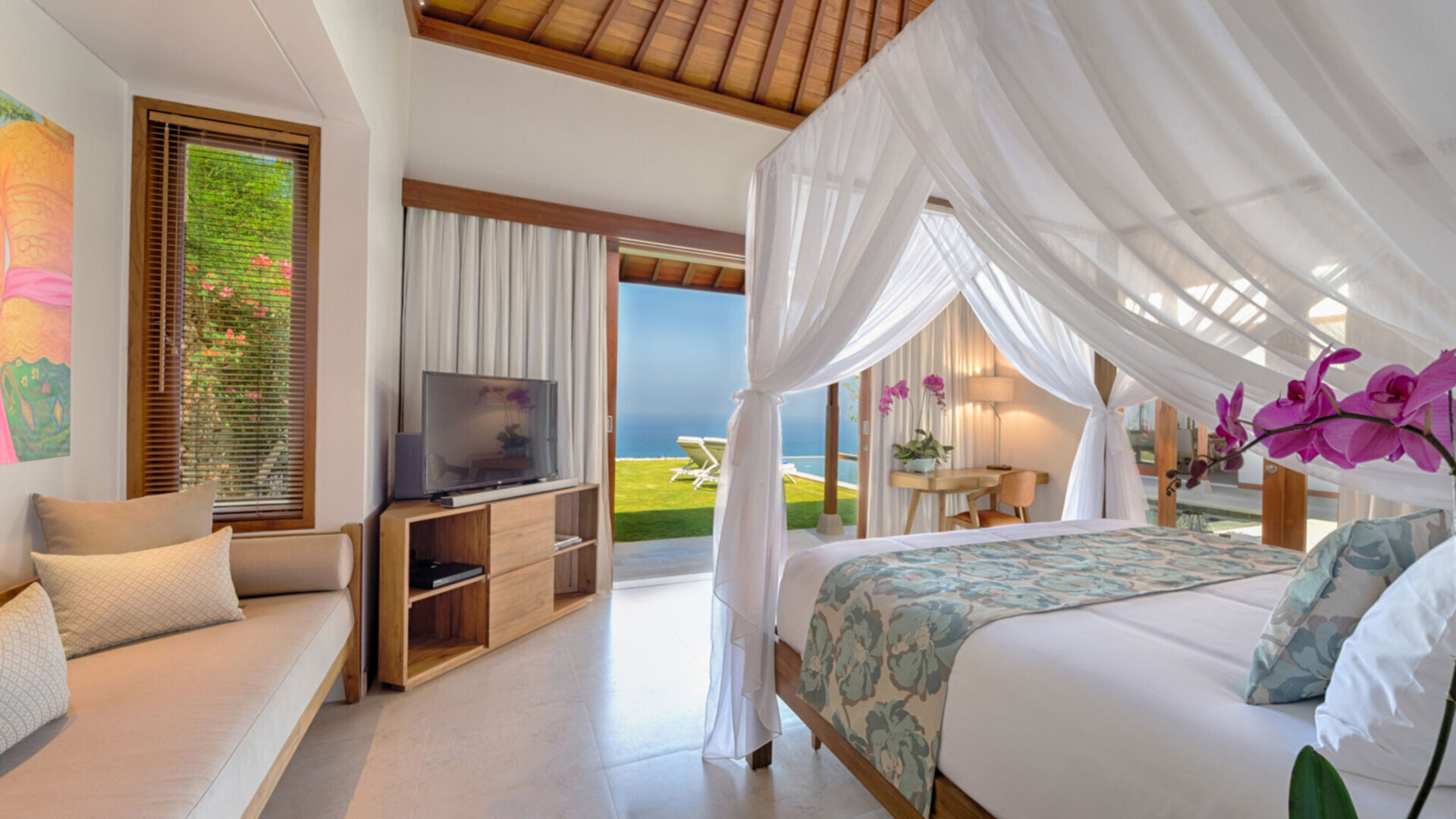 Sol y Mar - Restful master bedroom overlooking the Indian Ocean