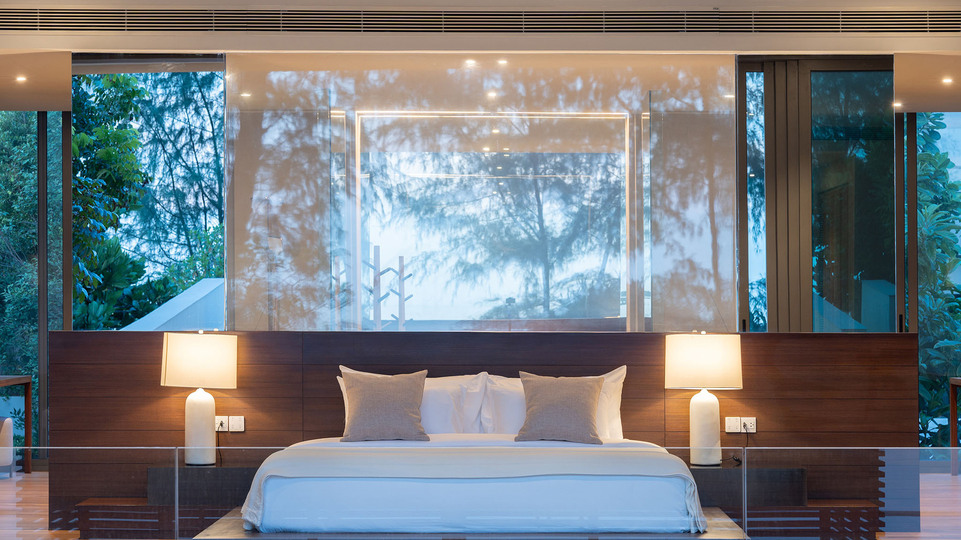 Veyla Beach Villa 6 - Capacious upstairs master bedroom