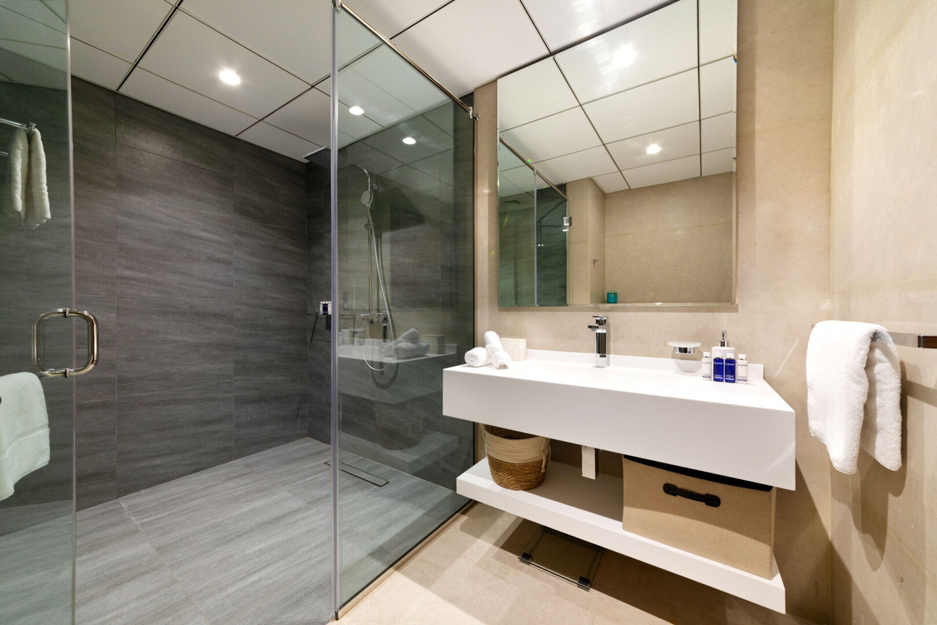 5 Star Villa Crownstone – A Rooftop Marina Haven