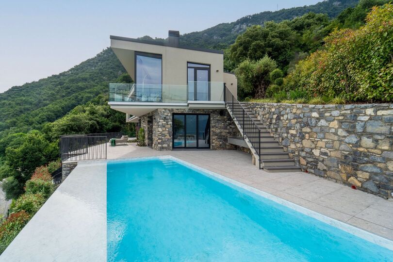 Luxurious 4 Bedroom Villa with Stunning Views in Lombardy