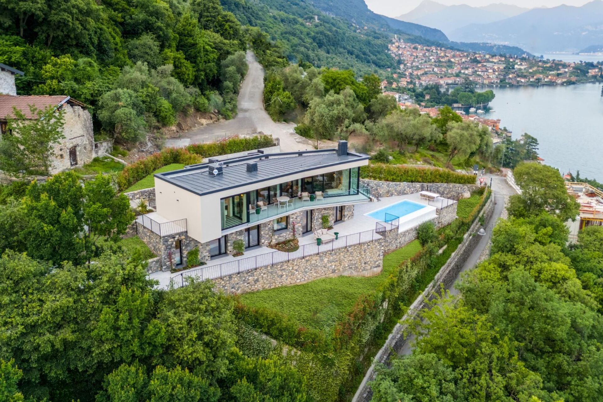 Luxurious 4 Bedroom Villa with Stunning Views in Lombardy