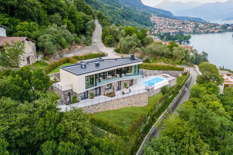 Luxurious 4 Bedroom Villa with Stunning Views in Lombardy