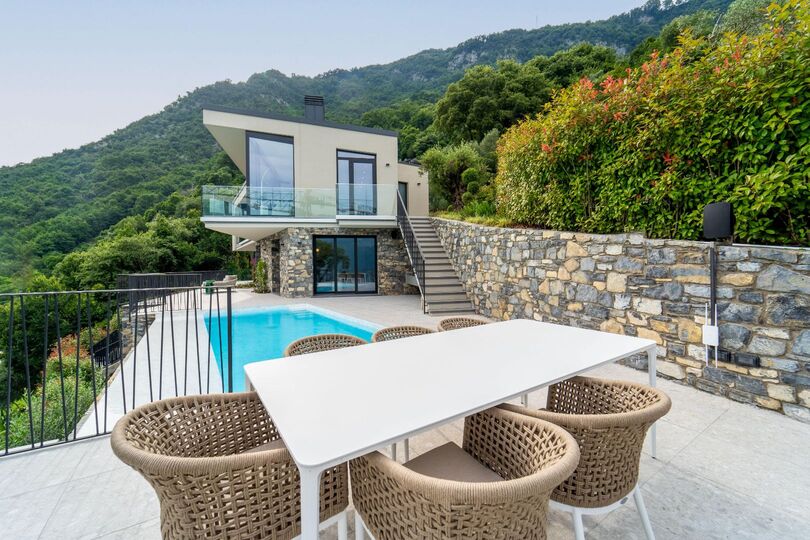 Luxurious 4 Bedroom Villa with Stunning Views in Lombardy