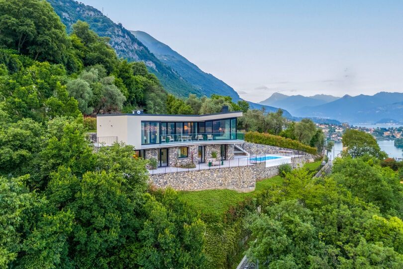 Luxurious 4 Bedroom Villa with Stunning Views in Lombardy