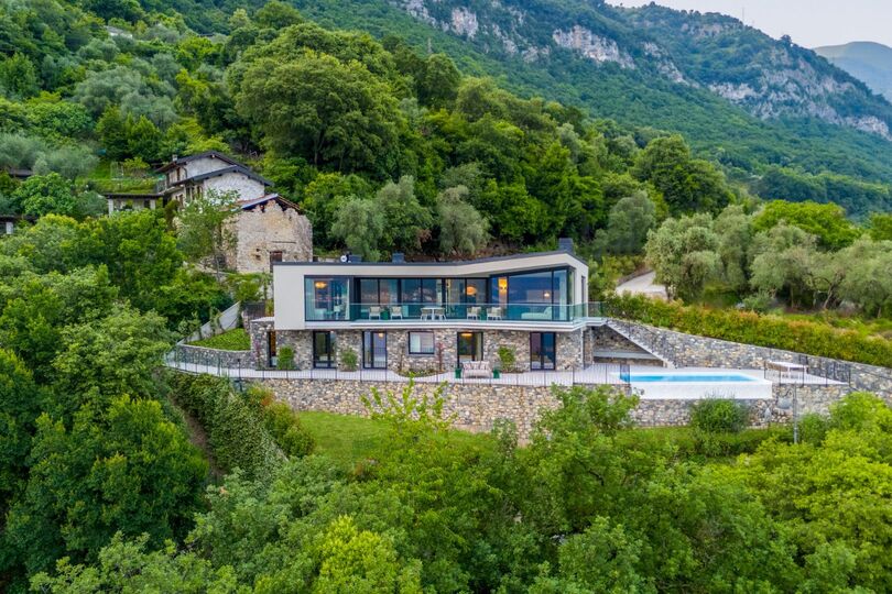 Luxurious 4 Bedroom Villa with Stunning Views in Lombardy