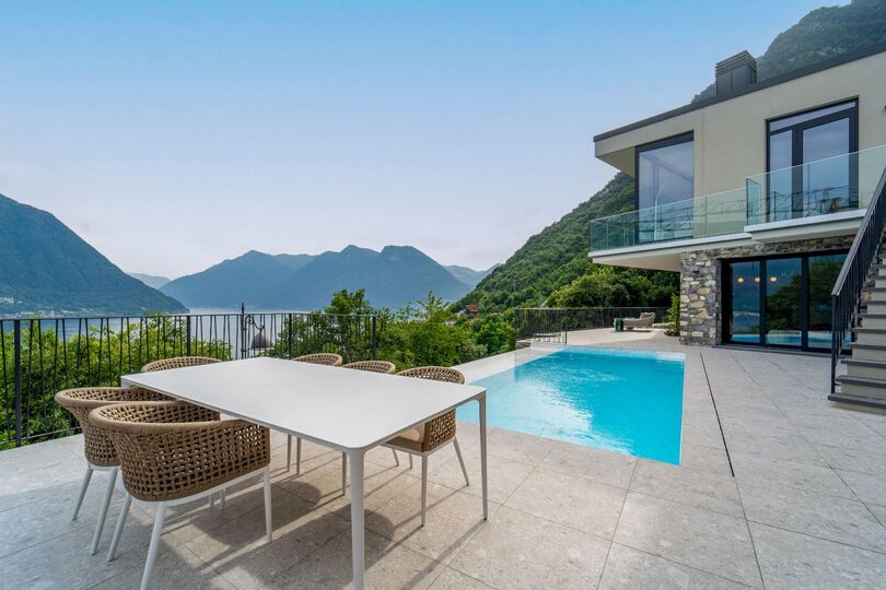 Luxurious 4 Bedroom Villa with Stunning Views in Lombardy