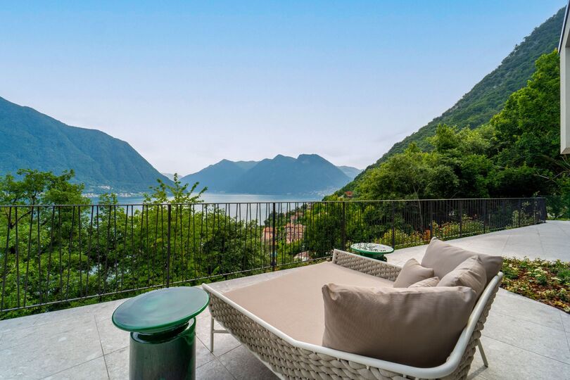Luxurious 4 Bedroom Villa with Stunning Views in Lombardy
