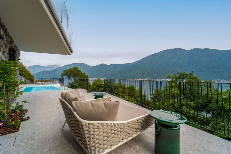 Luxurious 4 Bedroom Villa with Stunning Views in Lombardy