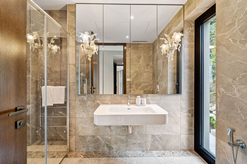 Luxurious 4 Bedroom Villa with Stunning Views in Lombardy