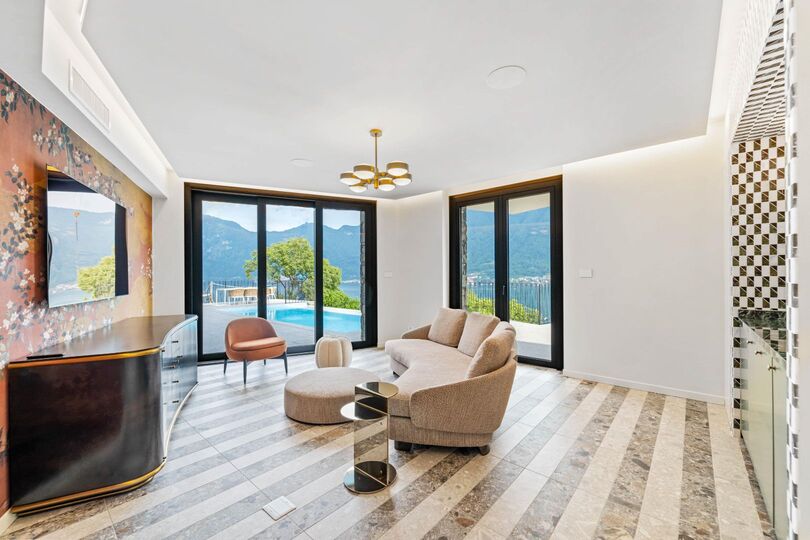 Luxurious 4 Bedroom Villa with Stunning Views in Lombardy