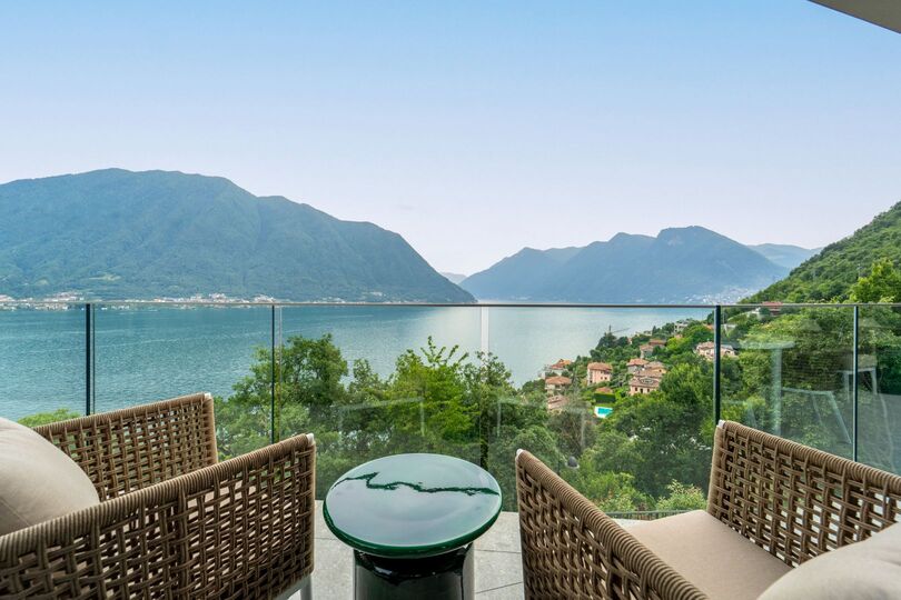 Luxurious 4 Bedroom Villa with Stunning Views in Lombardy