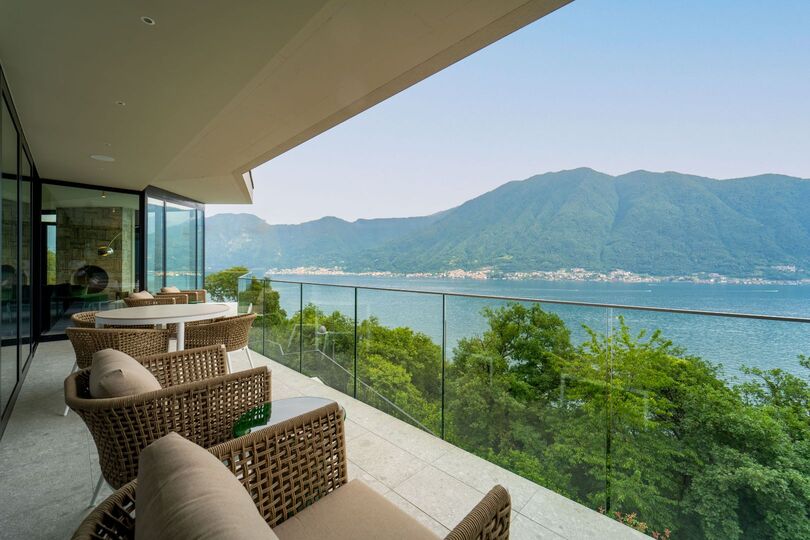 Luxurious 4 Bedroom Villa with Stunning Views in Lombardy
