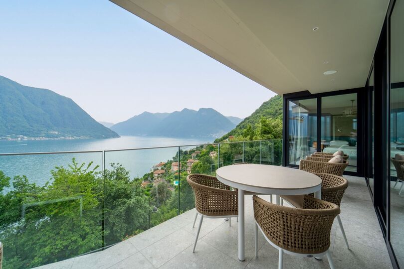 Luxurious 4 Bedroom Villa with Stunning Views in Lombardy