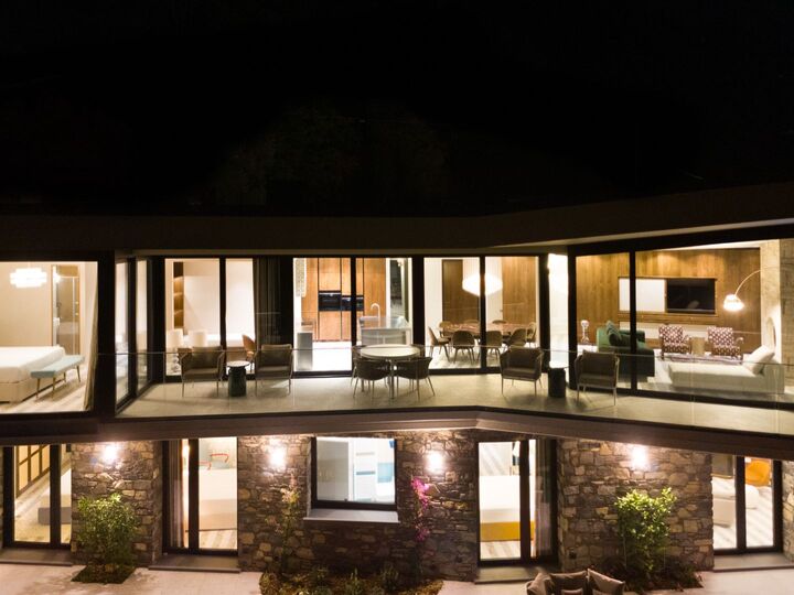 Luxurious 4 Bedroom Villa with Stunning Views in Lombardy