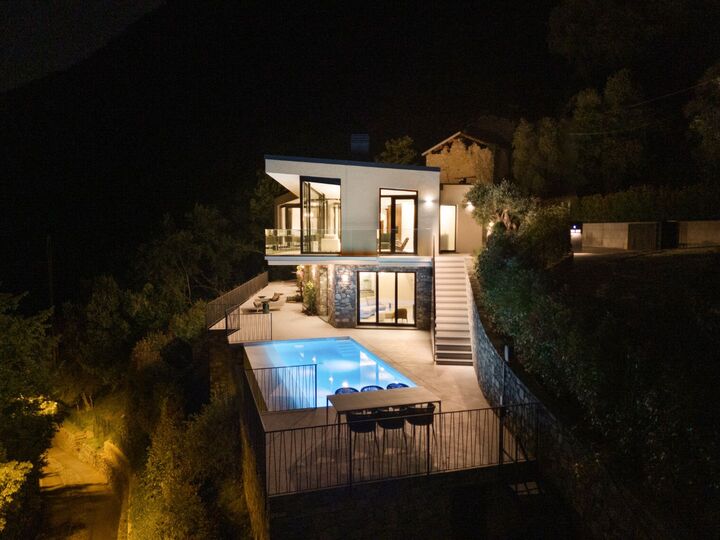 Luxurious 4 Bedroom Villa with Stunning Views in Lombardy