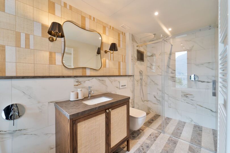 Luxurious 4 Bedroom Villa with Stunning Views in Lombardy