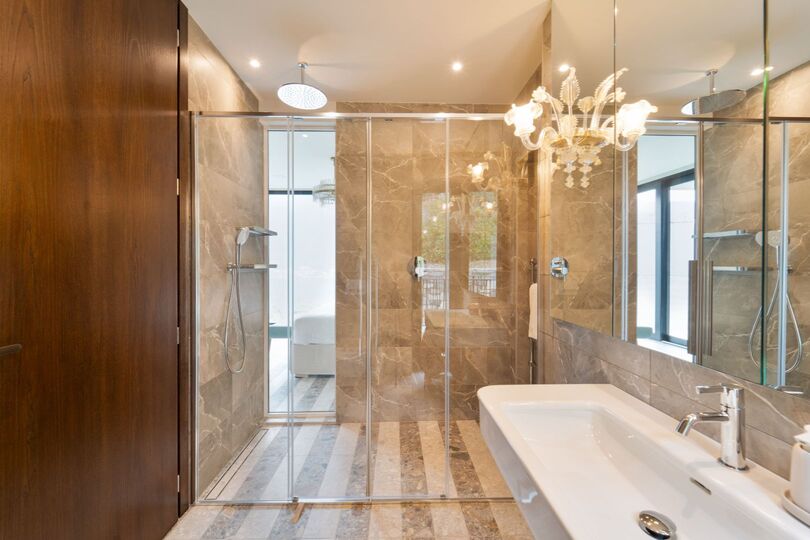 Luxurious 4 Bedroom Villa with Stunning Views in Lombardy