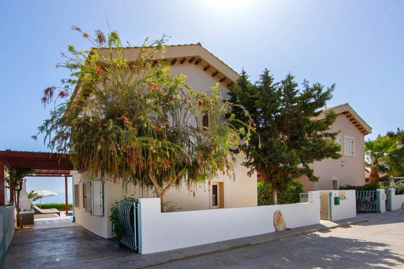 5 Star Villa Artisan Seafront Escape - Panoramic Coastal Retreat