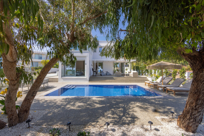 5 Star Villa Leomi Seaside - Coastal View Retreat.