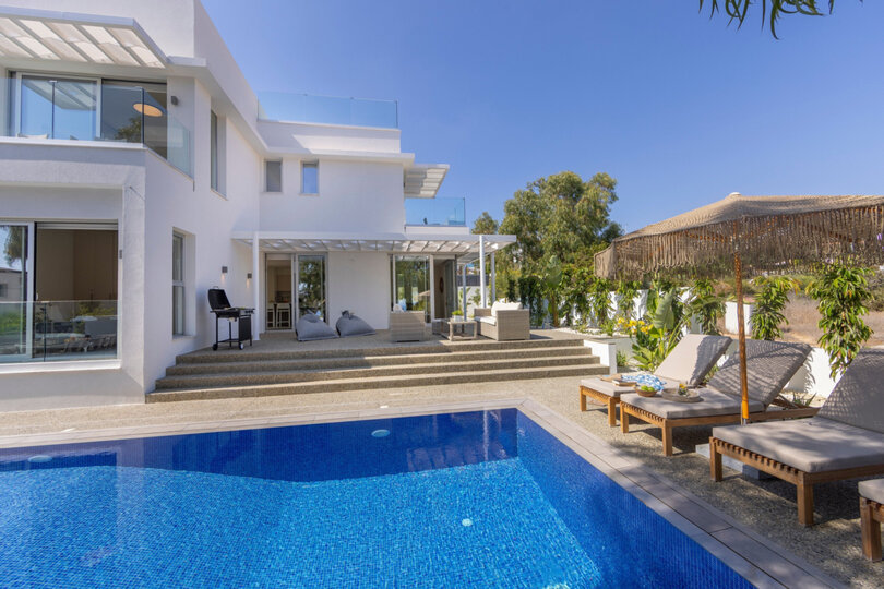 5 Star Villa Leomi Seaside - Coastal View Retreat.