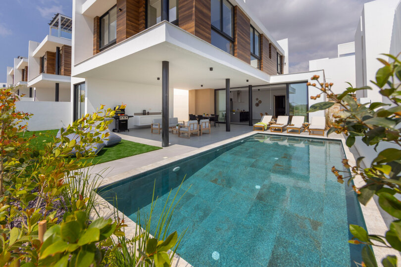 5 Star Villa Aqua Pearl - Contemporary Coastal Escape